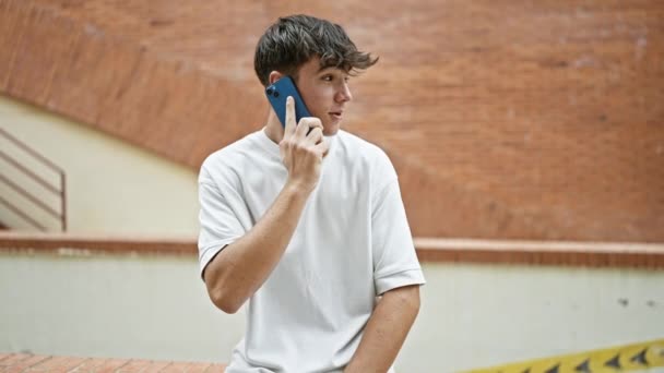 Lässiger Junger Hispanischer Mann Vertieft Ernsthafte Telefongespräche Auf Einer Sonnenbeschienenen — Stockvideo