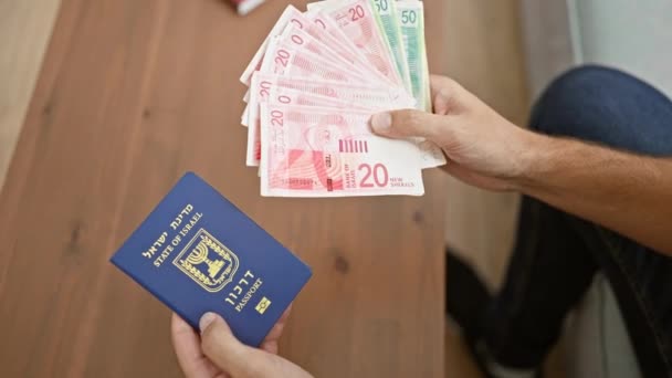 自宅でソファーにシェケル紙幣を数える若者は イスラエルのパスポート所有者の成人生活を垣間見る — ストック動画