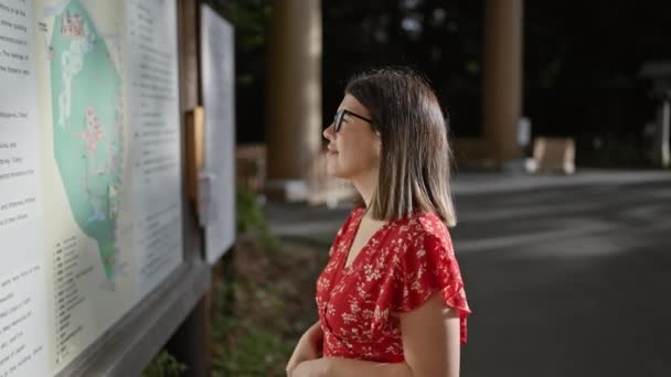 매혹적인 히스패닉 여자는 문화에 안경의 아름다움 메이지 사원에서 역사와지도를 — 비디오