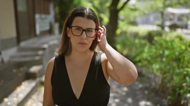 Mulher Hispânica Bonita Confiante Óculos Esportivos Uma Expressão Séria Fazendo — Vídeo de Stock