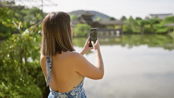 Gyönyörű Spanyol Rögzíti Japán Hagyományos Építészet Smartphone Ikonikus Heian Jingu — Stock videók