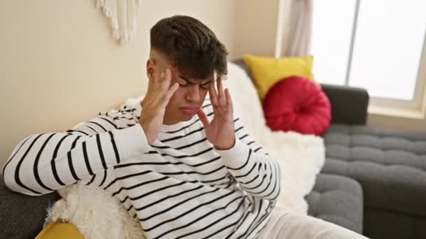 Deprimido Estressado Jovem Hispânico Sentado Sozinho Dor Cabeça Enfermagem Casa — Vídeo de Stock