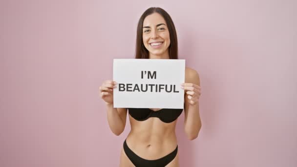 Freche Morgenenergie Junge Selbstbewusste Hispanische Frau Die Sexy Dessous Steht — Stockvideo