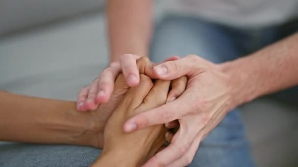 Zwei Liebevolle Paare Die Sich Händchen Haltend Hause Auf Dem — Stockvideo