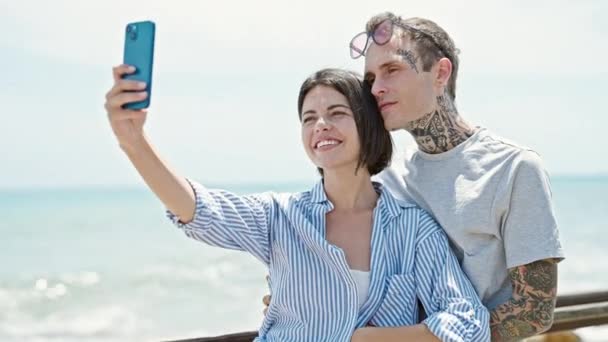 Hermoso Acoplador Pie Juntos Hacer Selfie Por Teléfono Inteligente Playa — Vídeo de stock