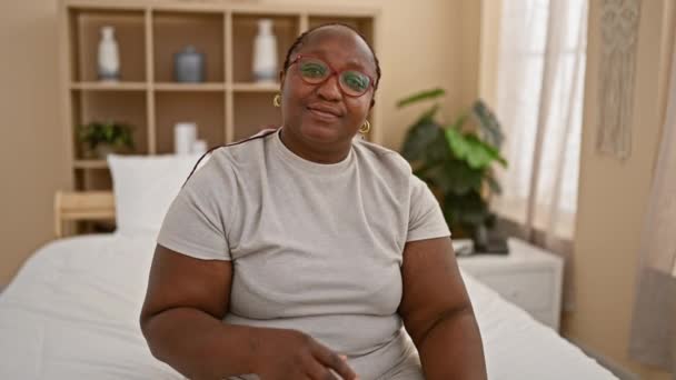 Mujer Afroamericana Segura Disfrutando Mañana Relajándose Cama Sonriendo Par Par — Vídeos de Stock