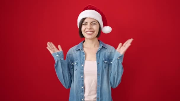 Młoda Kaukaska Kobieta Noszenie Boże Narodzenie Kapelusz Klaskanie Ręce Pojedyncze — Wideo stockowe