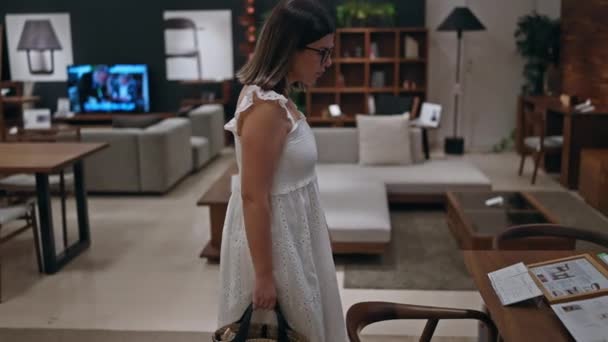 Schöne Hispanische Frau Mit Brille Die Ideale Möbeldesigns Auswählt Ihr — Stockvideo