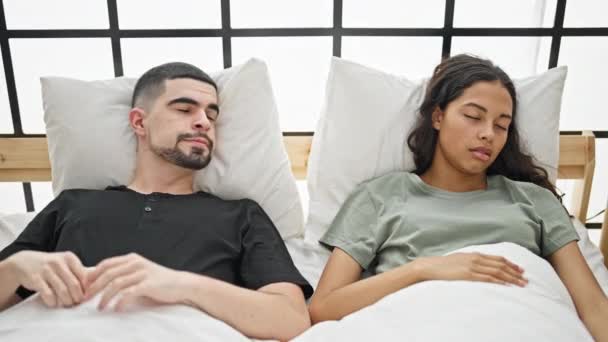 騒々しいスノーから耳を覆うストレスの美しいカップルは ベッドで一緒に横たわり 寝室での睡眠の問題を心配 — ストック動画