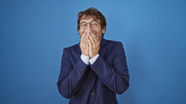 Glad Ung Man Kostym Täcker Munnen Med Handen Hjärtlig Skratt — Stockvideo