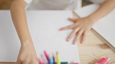 Sanat dersinde ustalıkla çizim yapan yakışıklı bir sanatçının elleri, kapalı stüdyodaki masasında çizdiği defterde açıkça görülüyor ki, tutkusunu öğreniyor ve kucaklıyor..