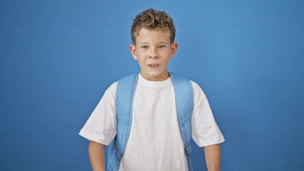 Schattige Blonde Jongen Student Staan Schreeuwen Luid Met Serieuze Uitdrukking — Stockvideo