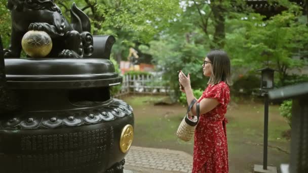 Hiszpanka Okularach Uchwyciła Starożytne Piękno Japońskiej Świątyni Gotokuji Swoim Telefonem — Wideo stockowe