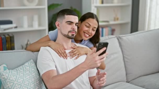 Krásný Pár Dělat Legraci Selfie Vzpomínky Pohovce Sebevědomě Usmívá Vyjadřuje — Stock video