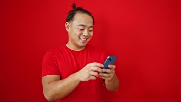Glada Unga Kinesisk Man Gärna Sms Sin Smartphone Helt Fängslad — Stockvideo