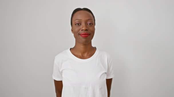 Улыбающаяся Африканская Американка Наслаждающаяся Радостью Уверенно Указывая Себя Гладком Изолированном — стоковое видео