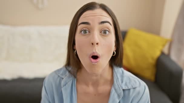 Veselá Mladá Hispánka Užívá Domácí Zábavu Sebejistě Sedí Pohovce Nafukovací — Stock video
