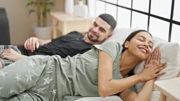 有信心的夫妻享受着一个轻松的早晨 舒服地躺在床上 拥抱在美丽的卧室里 散发着爱情和家庭的温暖 — 图库视频影像