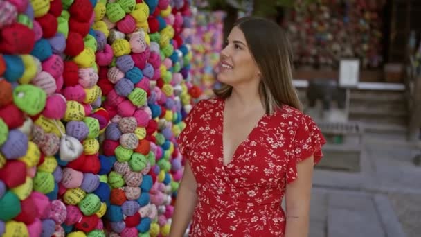 Mooie Latijns Amerikaanse Vrouw Glimlachend Helder Staande Iconische Japanse Traditie — Stockvideo