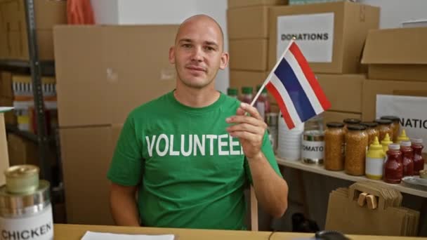 Νεαρός Ισπανός Εθελοντής Χαμογελώντας Αυτοπεποίθηση Κρατώντας Σημαία Της Ταϊλάνδης Στο — Αρχείο Βίντεο