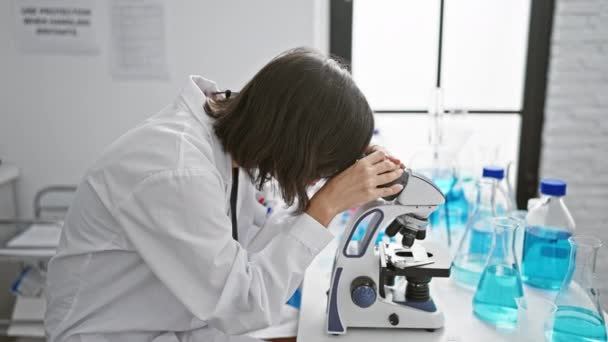 Giovane Scienziata Ispanica Sorridente Che Lavora Gioiosamente Con Microscopio Laboratorio — Video Stock
