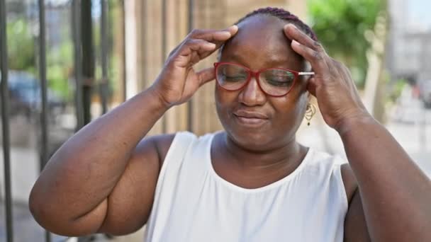 Stressad Afrikansk Amerikansk Kvinna Med Flätor Känsla Huvudvärk Värk Urban — Stockvideo