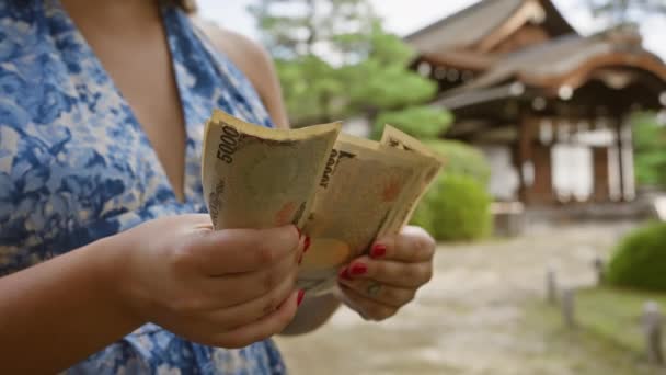Kaukaskie Ręce Młodej Kobiety Licząc Bogactwo Japońskich Banknotów Jenowych Tradycyjnym — Wideo stockowe