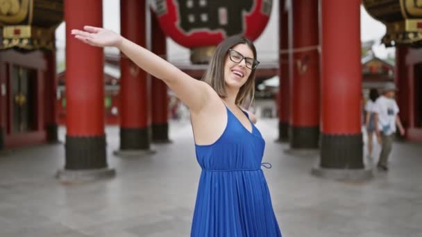 Gözlüklü Neşeli Spanyol Kadın Kolları Açık Senso Tapınağına Bakıyor Güzel — Stok video