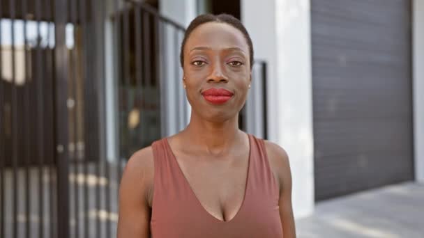 Glädjefyllda Afroamerikanska Kvinna Står Tryggt Stadens Gator Och Strålar Ett — Stockvideo