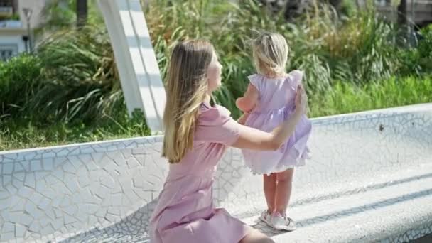 Mãe Filha Caucasiana Compartilhando Momento Sincero Juntos Sentados Banco Parque — Vídeo de Stock