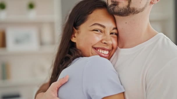 Casal Bonito Abraçando Uns Aos Outros Juntos Sorrindo Casa — Vídeo de Stock