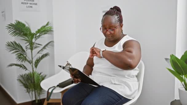 Mujer Negocios Afroamericana Estresada Mirando Reloj Mientras Está Sentada Sola — Vídeos de Stock
