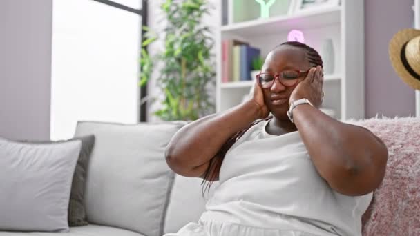 Mujer Afroamericana Estresada Sentada Sola Sofá Sala Estar Casa Muestra — Vídeos de Stock