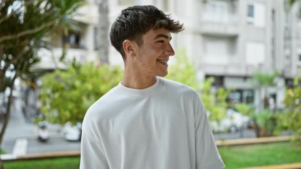 Молодий Іспаномовний Підліток Посміхається Впевнено Стоїть Парку — стокове відео