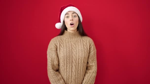Joven Hermosa Mujer Hispana Sonriendo Confiada Usando Sombrero Navidad Sobre — Vídeo de stock