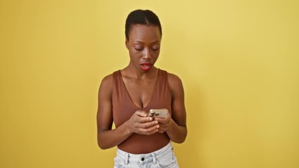 Legrační Šokovaný Obličej Africké Američanky Otevřenou Pusou Držící Smartphone Nervózně — Stock video
