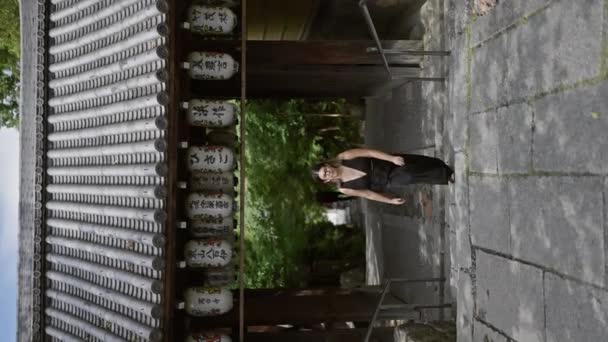 陽気で美しいヒスパニックの女性が 誇らしげに眼鏡をかけ 京都の清水講談寺で豪華な笑顔を浮かべました — ストック動画
