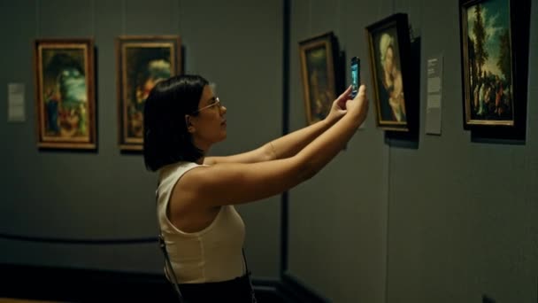 Joven Mujer Hispana Hermosa Visitando Galería Arte Tomando Fotos Con — Vídeo de stock