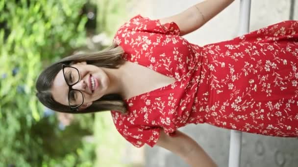 Впевнений Безтурботний Красива Іспаномовна Жінка Позує Окулярах Емоційно Посміхаючись Дивлячись — стокове відео