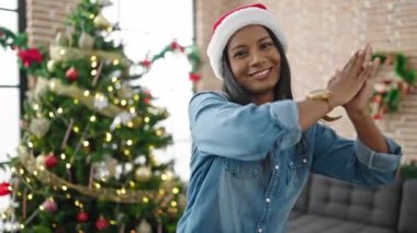 Afrikalı Amerikalı kadın evde Noel dansını kutluyor