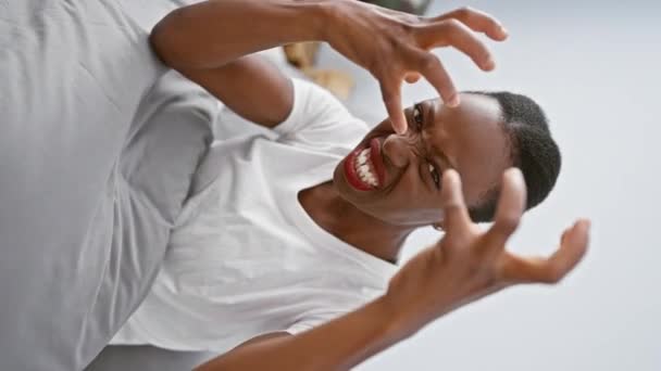Kızgın Bir Afrikalı Amerikalı Kadın Yatak Odasında Bağırırken Odayı Çılgın — Stok video