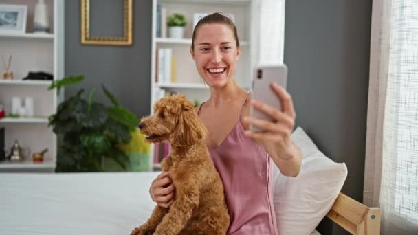 Junge Kaukasierin Mit Hund Telefoniert Mit Smartphone Auf Dem Bett — Stockvideo