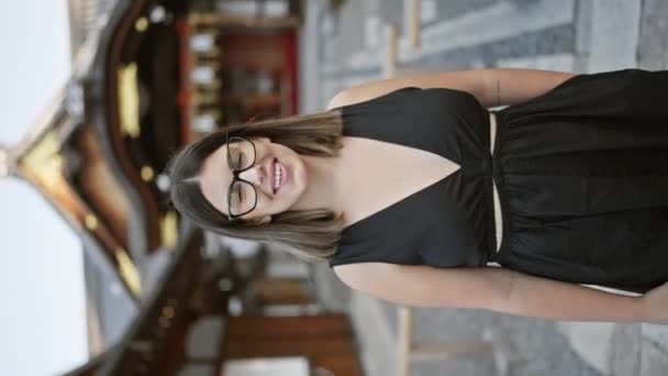 Wanita Hispanik Cantik Dengan Kacamata Berpose Fushimi Inari Taisha Sukacita — Stok Video