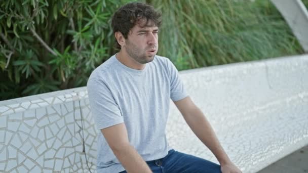 Homem Hispânico Jovem Sério Balançando Uma Barba Loira Combatendo Estresse — Vídeo de Stock