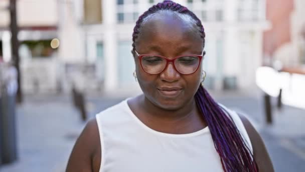 Mulher Americana Africana Confiante Rua Urbana Irradiando Alegria Positividade Seu — Vídeo de Stock