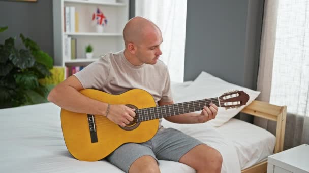 Jovem Hispânico Tocando Guitarra Clássica Sentado Cama Quarto — Vídeo de Stock