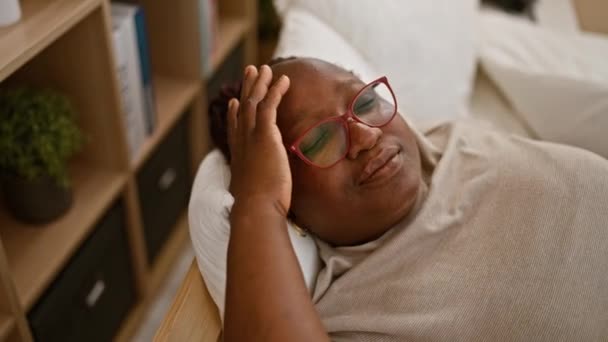 Cansada Mais Mulher Americana Africana Tamanho Com Tranças Aconchegantes Confortavelmente — Vídeo de Stock