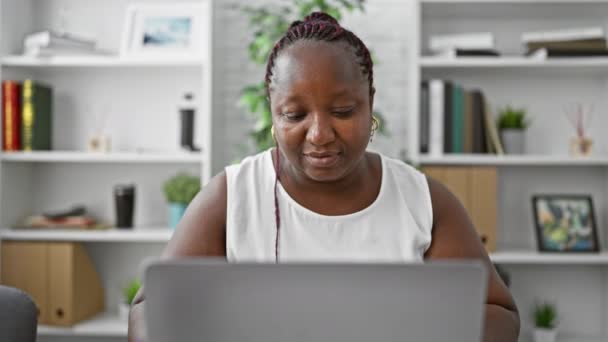 Αυτοπεποίθηση Αφροαμερικανή Γυναίκα Μια Ευτυχισμένη Επιχειρηματίας Που Χρησιμοποιεί Φορητό Υπολογιστή — Αρχείο Βίντεο