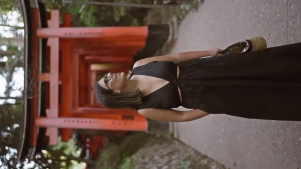 안경에 자신감 히스패닉 아름다움 교토의 히스패닉 사원에서 오렌지 터널에서 경외심에서 — 비디오