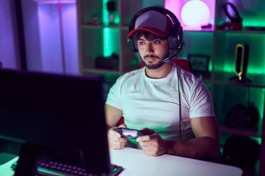 Gamin Room 'da video oyunu oynayan İspanyol asıllı genç adam.